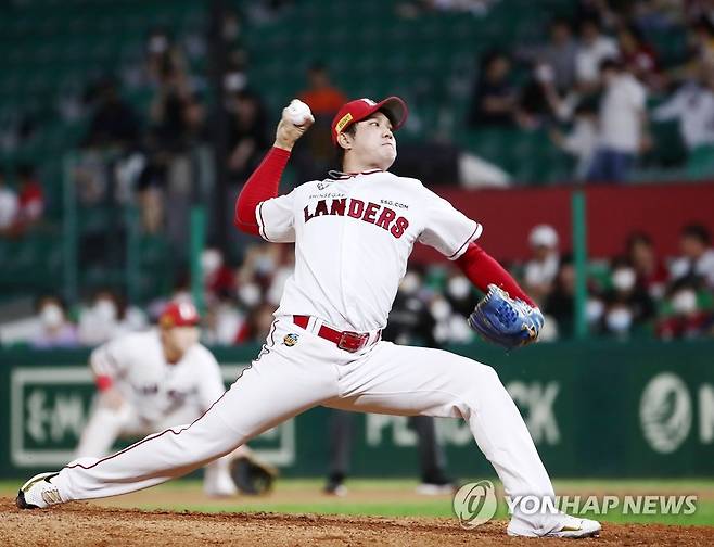 서진용 '내가 마무리한다' (인천=연합뉴스) 김상연 기자 = 11일 인천 SSG 랜더스필드에서 열린 프로야구 SSG 랜더스와 kt wiz의 경기. 9회초 SSG 마무리투수 서진용이 역투하고 있다. 2022.8.11 goodluck@yna.co.kr