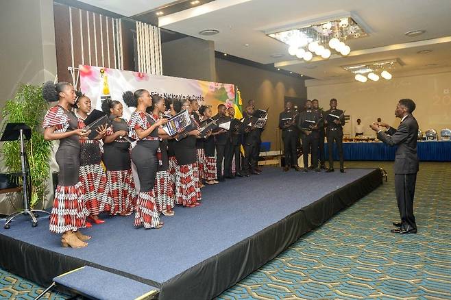 가봉인으로 구성된 메콤 합창단이 '아리랑'과 애국가를 부르는 모습 [주가봉 대사관 제공·재판매 및 DB 금지]