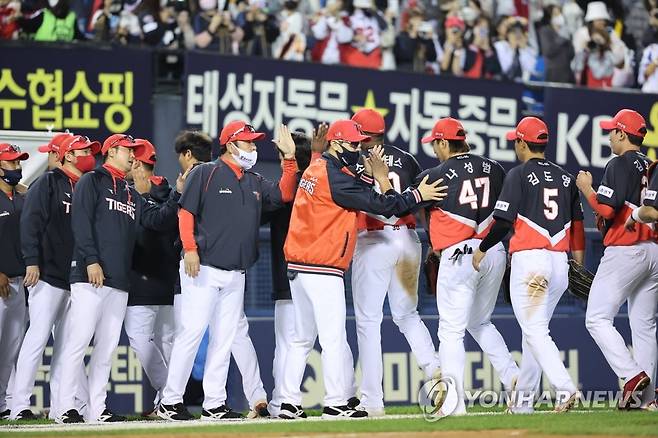 KIA, 8-3으로 LG에 승리 (서울=연합뉴스) 임화영 기자 = 4일 서울 송파구 잠실야구장에서 열린 프로야구 KIA 타이거즈와 LG 트윈스의 경기에서 8-3으로 승리한 KIA 선수들이 김종국 감독 및 코칭스태프와 하이파이브하고 있다. 2022.10.4 hwayoung7@yna.co.kr