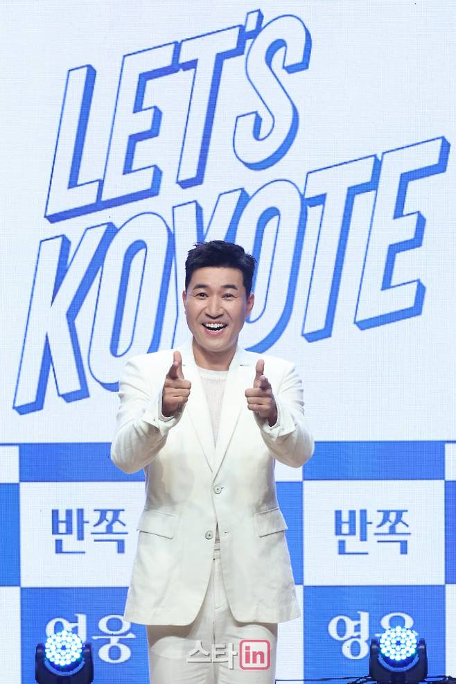 그룹 코요태 김종민이 5일 오후 서울 청담동 일지아트홀에서 연 ‘렛츠 코요태(LET’s KOYOTE)’ 발매 기념 쇼케이스에서 포즈를 취하고 있다.(사진=이영훈 기자)