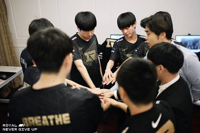 사진=RNG 공식 웨이보, RNG의 '나무 봉인술'