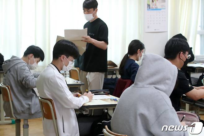 한 고등학교 교실에서 교사가 문제지를 나눠주고 있다. (사진은 기사 내용과 무관함) / 뉴스1 ⓒ News1 공정식 기자