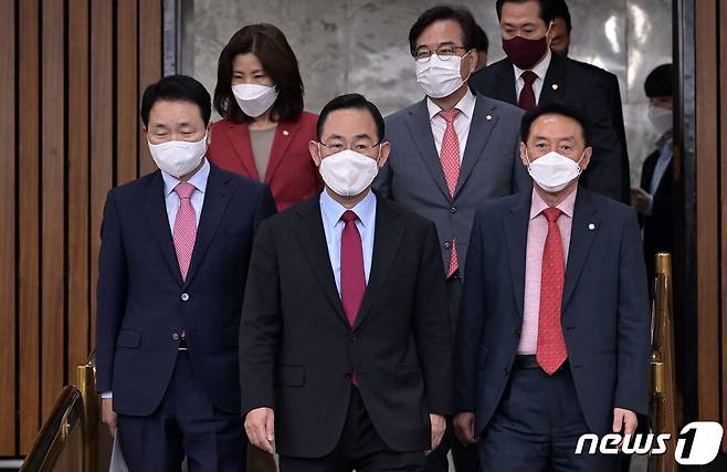 주호영 국민의힘 원내대표를 비롯한 지도부가 4일 서울 여의도 국회에서 열린 국감대책회의에 참석하고 있다. (공동취재) 2022.10.4/뉴스1 ⓒ News1 유승관 기자