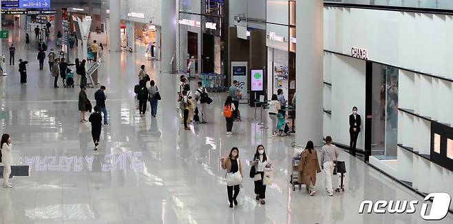 올해 8월 면세점 이용객 수가 코로나19 촉발 이후 처음으로 100만명을 돌파했다. 4일 한국면세점협회가 공개한 8월 이용객 수는 내국인 88만9910명, 외국인 14만5863명으로 총 103만5773명을 기록했다.  5일 인천국제공항 면세점에서 공항 이용객들이 오가고 있다. 2022.10.5/뉴스1 ⓒ News1 이승배 기자