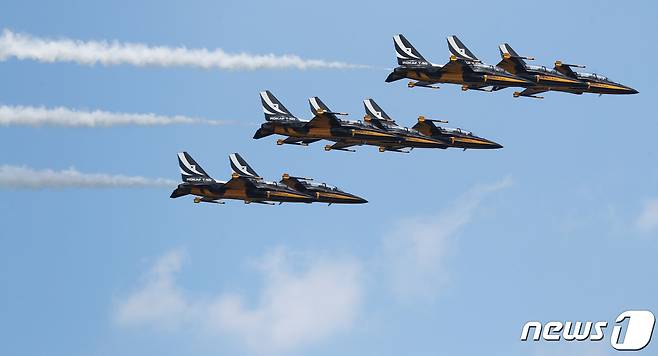 공군 블랙이글스팀이 9월21일 오후 서울 여의도한강공원 일대 상공에서 훈련 비행을 하고 있다. 공군은 이날 제 74주년 국군의 날 기념 ‘K-밀리터리 페스티벌’을 위해 블랙이글스 축하비행 사전 훈련을 실시했다. 2022.9.21/뉴스1 ⓒ News1 허경 기자