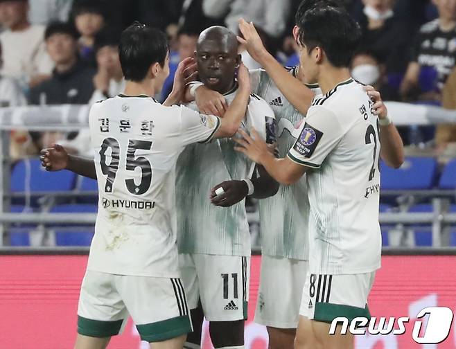 5일 오후 울산 문수축구경기장에서 열린 '2022 하나원큐 FA컵' 4강 울산현대와 전북현대의 경기에서 전북 바로우가 동점골을 넣고 동료들과 기쁨을 나누고 있다. 2022.10.5/뉴스1 ⓒ News1 윤일지 기자