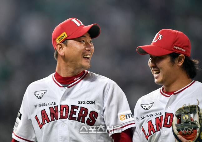 SSG 김광현(왼쪽)과 최정은 와이번스 시절 ‘왕조의 신예’로 입지를 다져 현재까지 팀을 지탱하는 투타 축으로 활약 중이다. 강영조기자kanjo@sportsseoul.com