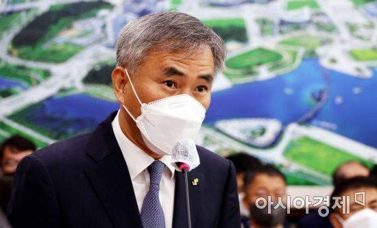 이정관 한국토지주택공사 사장 직무대행이 4일 국회에서 열린 한국토지주택공사 등에 대한 국정감사에 출석, 모두발언을 하고 있다./윤동주 기자 doso7@