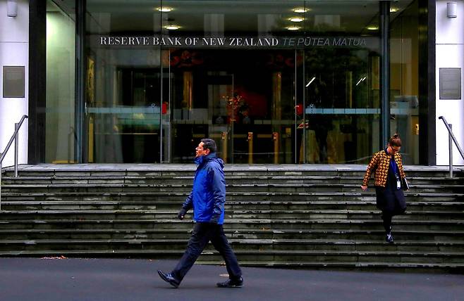 뉴질랜드 웰링턴에 있는 뉴질랜드 중앙은행(RBNZ) 출입문 앞으로 행인들이 지나가고 있다. /로이터 연합뉴스