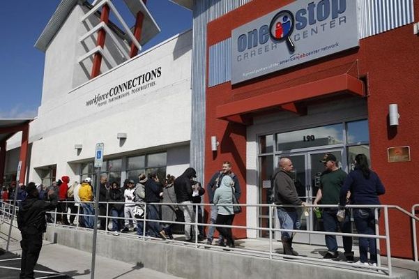 미국 라스베가스의 원스톱 커리어센터에 실업 수당을 받기 위해 사람들이 줄을 서고 있다. /AP 연합뉴스
