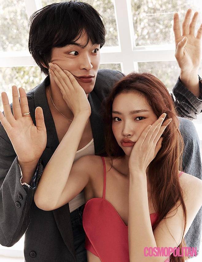 (경진)재킷 가격미정 홀리넘버세븐. 데님 팬츠 30만원대 선플라워. 이너 톱 스타일리스트 소장품. 목걸이, 반지 본인 소장품. (서연)코르셋 톱 3만9천원 자라. 데님 팬츠 12만9천원 리바이스.