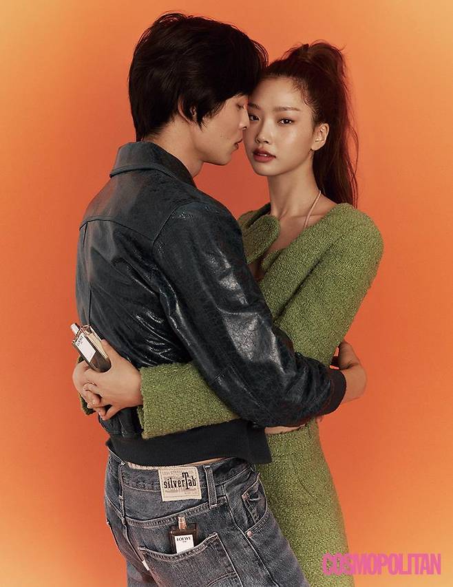 (경진)가죽 점퍼 가격미정 홀리넘버세븐. 이너 톱 33만원대 가니. 데님 팬츠 9만9천원 리바이스. 반지 본인 소장품. (서연)재킷 43만8천원, 미니스커트 43만8천원 모두 렉토. 이너 톱 7만2천원 리. 부츠 스타일리스트 소장품.