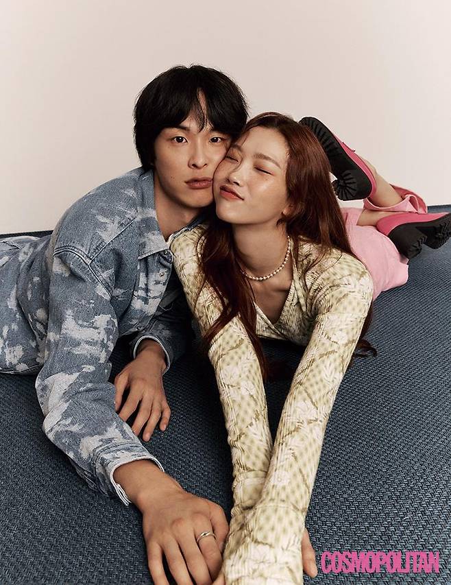 (경진)데님 셔츠 재킷 4만9천9백원, 데님 팬츠 3만9천9백원 모두 H&M. 이너 톱 10만9천원 아크메드라비. (서연)카디건 15만1천원, 카고 팬츠 21만5천원 모두 기준. 목걸이 6만9천원 빈티지헐리우드. 반지 본인 소장품. 슈즈 22만원대 8 by YOOX.