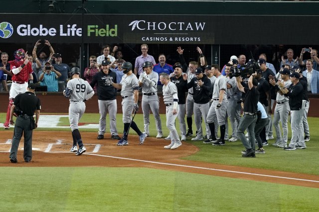 에런 저지(가운데)의 62호 홈런이 터치자 홈플레이트로 달려나와 이를 축하하는 동료들과 코칭스태프. 텍사스=AP 뉴시스