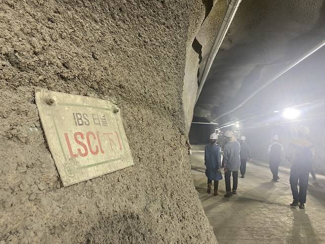 ‘IBS 터널’ 표지판 앞. 고도 989m의 예미산 정상을 기준으로 약 1000m 아래 지점이란 의미이다. 정선=고재원 기자 jawon1212@donga.com