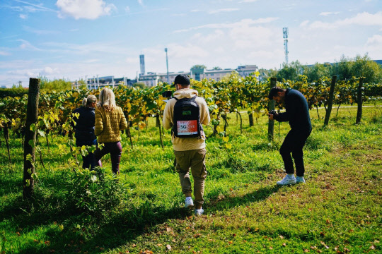 관계자들이 오스트리아 린츠 누스뵈크굿에서 개최된 5G 스마트 농업 투어를 진행하고 있다. 화웨이 제공