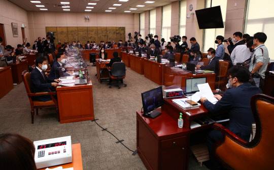 국회 문화체육관광위원회의 문화체육관광부 국정감사가 5일 서울 여의도 국회에서 열리고 있다. 연합뉴스