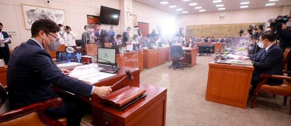 (서울=뉴스1) 허경 기자 = 홍익표 위원장이 5일 오전 서울 여의도 국회에서 열린 문화체육관광위원회의 문화체육관광부에 대한 국정감사에서 의사봉을 두드리고 있다. (공동취재) 2022.10.5/뉴스1 /사진=뉴스1화상