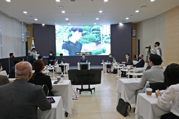 지난 9월 27일 서울 광화문(센터포인트 빌딩)에서 정부 관계자와 행정서비스 이용자 등이 한자리에 모여 정부혁신 정책고객과의 대화 시간을 가졌다.