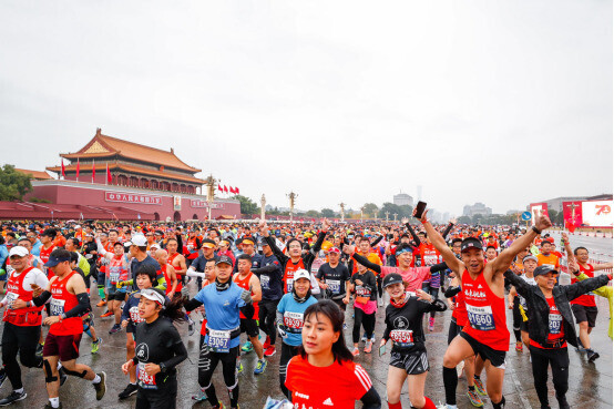 2019년 11월 중국 베이징 톈안먼 광장에서 열린 베이징 마라톤 대회에서 참가자들이 모여있다. 베이징 마라톤 조직위원회 누리집 갈무리