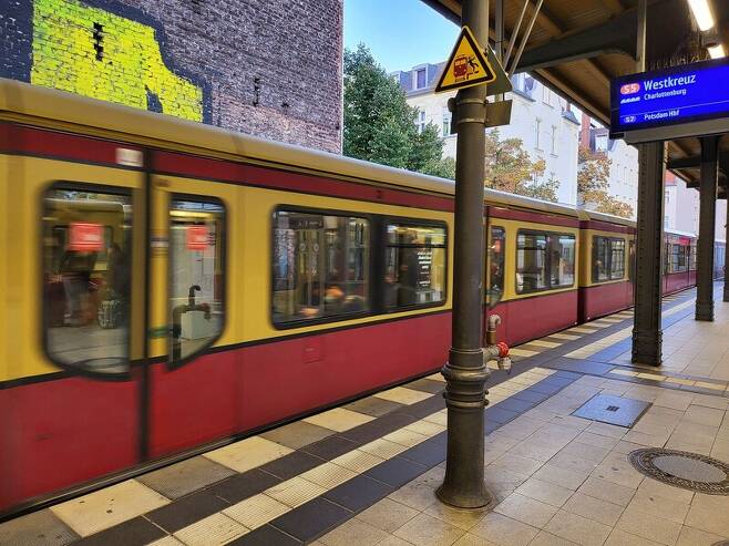 베를린 시내에서 출발하는 도시 전철. 독일 지하철 안내방송은 출발 시각과 장소, 연착 또는 출발 지연이나 플랫폼 변경 등에 관한 내용 정도만 다룰 뿐이어서, 한국 지하철 안내방송보다 빈도수가 훨씬 적다. ‘감사합니다’와 같은 의례적인 인사 문구도 없다. 로버트 파우저 제공