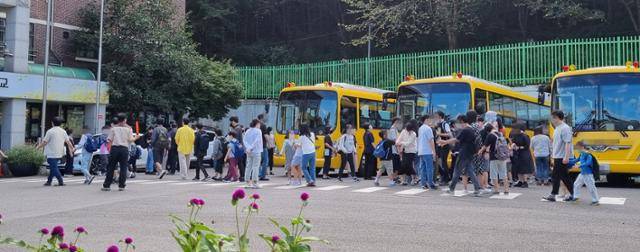 지난달 19일 오전 서울의 한 발달장애인 특수학교 스쿨버스에서 재학생들이 내려 교직원들과 인사를 나누고 있다. 최은서 기자