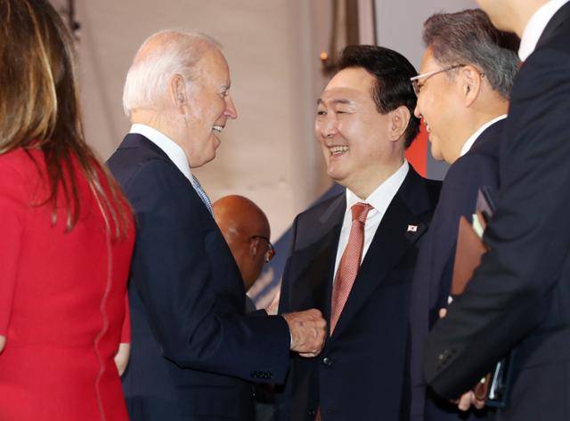 윤석열 대통령이 지난달 21일(현지시간) 뉴욕 한 빌딩에서 열린 글로벌펀드 제7차 재정공약회의를 마친 후 조 바이든 미국 대통령과 대화하고 있다. 뉴시스