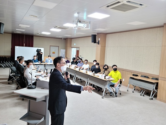 전라북도 남원시가 추어식품 산업 다각화를 위해 전문가들과 회의를 하고 있다.[사진=정읍시청]