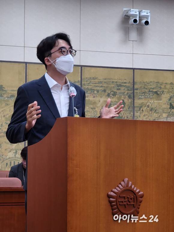 유튜버 김성회씨가 5일 이상헌 의원 참고인으로 출석해 게임이용자 권익 보호 방안에 대해 답변하고 있다. [사진=박예진 기자]