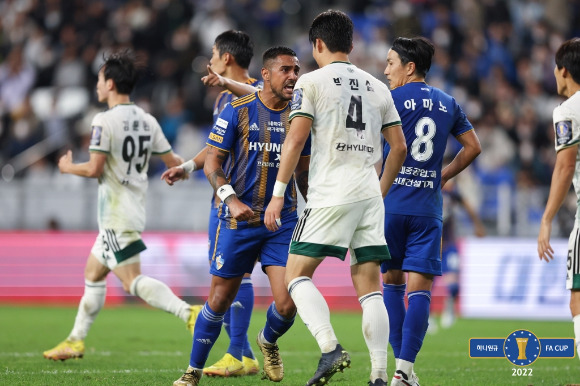 울산 현대의 레오나르도와 전북 현대 박진섭이 충돌하고 있다. [사진=대한축구협회(KFA)]