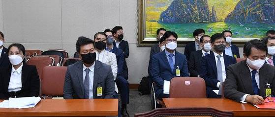 국토교통부 박정란 서기관(앞줄 왼쪽부터 반시계 방향으로), 한국원자력 김홍석 책임연구원, 법무법인 피터앤김 김갑유 대표, 법무법인 태평양 김준우 변호사, 코리아세븐 박정후 상무, 세방여행 오창희 공동대표가 4일 서울 여의도 국회에서 열린 정무위원회의 국무조정실, 국무총리비서실 국정감사에 증인으로 출석해 있다. 뉴스1