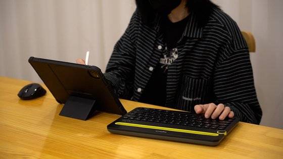 중앙일보와 인터뷰한 한 웹툰 작가가 태블릿으로 그림을 그리고 있다. 사진 밀실팀