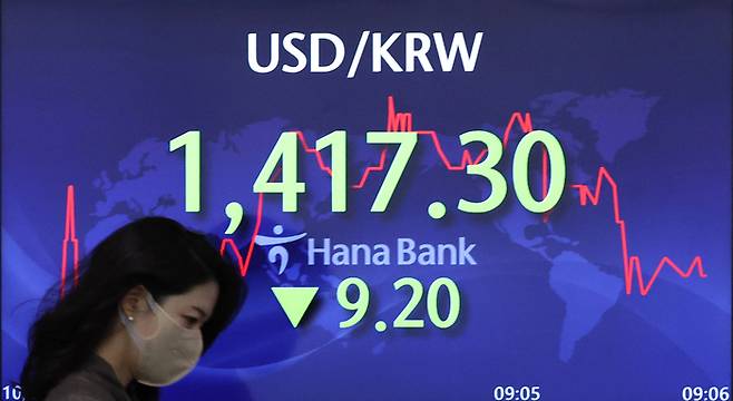 코스피가 전날보다 39.47p(1.79%) 오른 2,248.85로 시작한 5일 오전 서울 중구 하나은행 본점 딜링룸에서 딜러들이 업무를 보고 있다. 연합뉴스