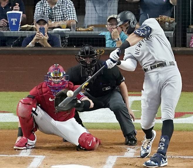 역사의 순간 에런 저지가 5일 텍사스전 1회초에 상대 선발 제주스 티노코의 실투성 슬라이더를 노려 시즌 62호 홈런을 치고 있다. 알링턴 | AP연합뉴스