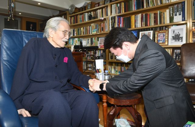 보수진영 원로 인사인 김동길 연세대 사학과 명예교수가 지난 4일 별세했다. 향년 94세.      사진은 올해 1월 당시 국민의당 대선 후보였던 안철수 의원의 새해 인사를 받는 김동길 명예교수의 모습. 연합뉴스