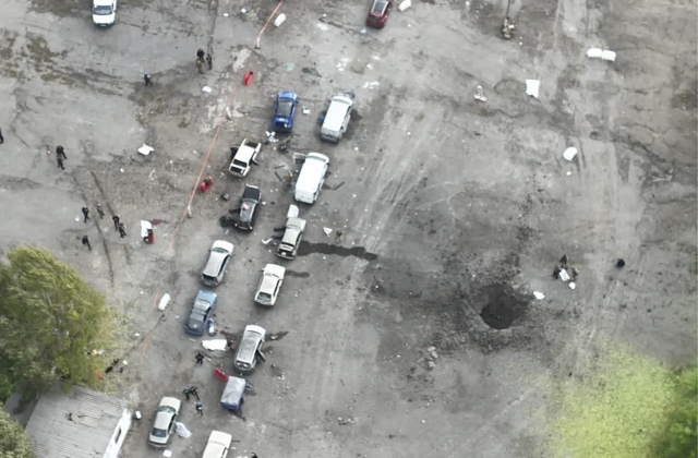 지난달 30일(현지시간) 우크라이나 자포리자에서 러시아군의 로켓 공격을 받은 민간인 차량이 파손돼 있고 주변에 포탄 구덩이 패어 있다. AP뉴시스