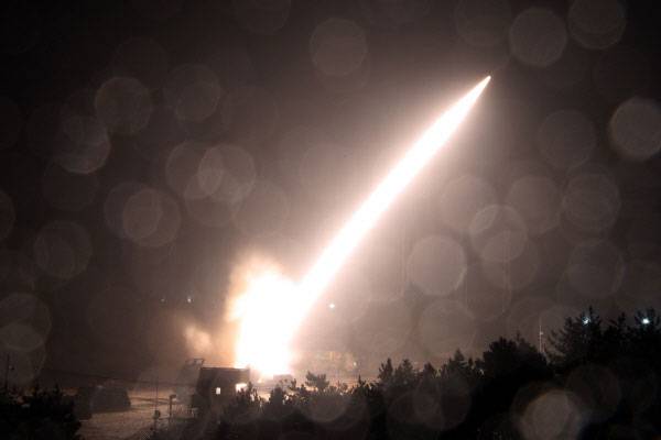한미 군 당국은 5일 북한의 중거리 탄도미사일(IRBM) 도발에 대응해 동해상으로 연합 지대지미사일 사격을 했다고 합동참모본부가 밝혔다. 사진은 연합 지대지미사일 사격 모습. [사진 출처 = 합동참모본부, 연합뉴스]
