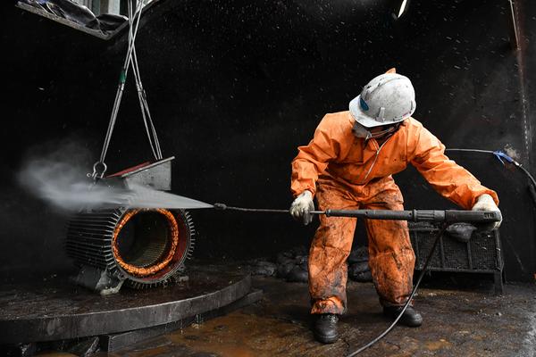 포스코 포항제철소 직원이 압연공장 모터를 분해해 고압수로 세척하고 있다. [사진 제공 = 포스코]