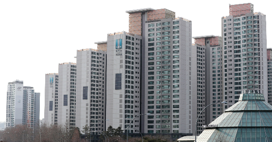 소비자들이 앞으로 성장이 기대되는 아파트 브랜드 1위로 삼성물산 건설부문의 '래미안'이 1위로 뽑혔다. 사진은 서울 서초구 래미안 퍼스티지 아파트./사진=뉴스1
