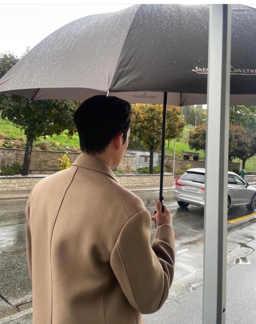 Actor Kim Woo-bin (real name Kim Hyun-jung and 33) boasted a wide shoulder like the Pacific Ocean.On the 5th, Kim Woo-bin posted several daily photos of her shooting through her personal instagram, which she is styling, including makeup, with the help of staff.Kim Woo-bin showed off her warm physical in a beige coat, boasting a wide shoulder and back, and stimulating fans excitement with her back.In the ensuing photo, she made her fan-shy with a bright smile, and her lovely charm contrasts with her charismatic appearance.Meanwhile, Kim Woo-bin appeared in the movie Electric + Inn released in July.He has been in public devotion with Actor Shin Min-a (real name Yang Min-a 28) since 2015 and has recently been featured in a Paris Date sighting in France.