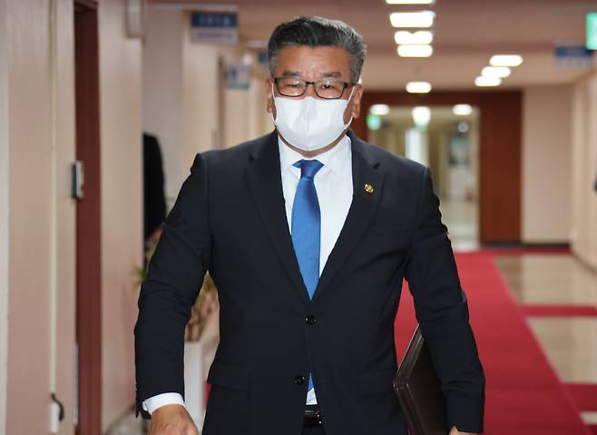 유병호 감사원 사무총장이 5일 정부서울청사에서 세종청사와 영상으로 연결해 열린 국무회의에 참석하고 있다. [연합]