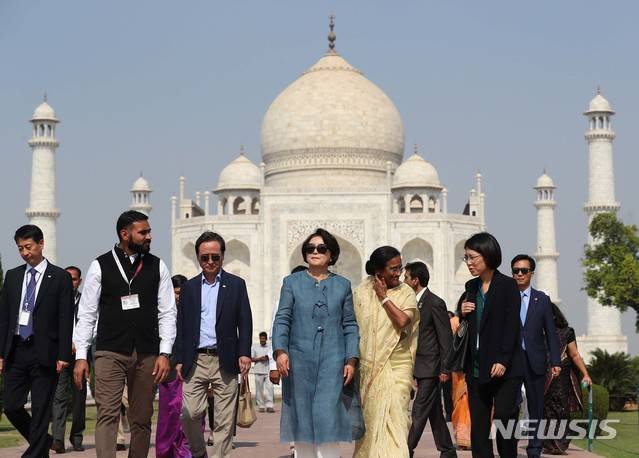 [아그라(인도)=뉴시스]전신 기자=지난 2018년 11월7일(현지 시간) 문재인 전 대통령 영부인 김정숙 여사가 우타르프라데시주 아그라 타지마할을 둘러본 뒤 나서고 있다. 2018.11.07.    photo1006@newsis.com