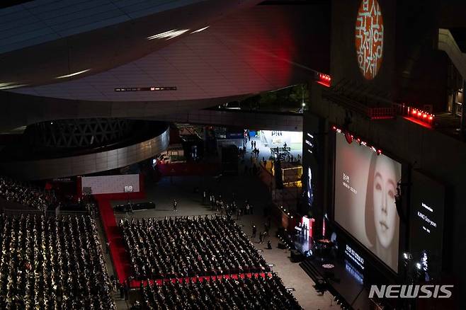 [부산=뉴시스] 하경민 기자 = 제27회 부산국제영화제 개막식이 열린 5일 오후 부산 해운대구 영화의전당 야외극장에서 지난 5월 세상을 떠난 배우 강수연의 추모영상이 상영되고 있다. 코로나19 사태 이후 3년 만에 정상 개최하는 이번 영화제는 개막작인 이란 하디 모하게흐 감독의 '바람의 향기' 상영을 시작으로 14일까지 영화의전당을 포함한 7개 극장 30개 스크린에서 총 354편(공식 초청작 71개국 243편, 커뮤니티비프 상영작 111편)의 작품이 소개된다. 2022.10.05. yulnetphoto@newsis.com