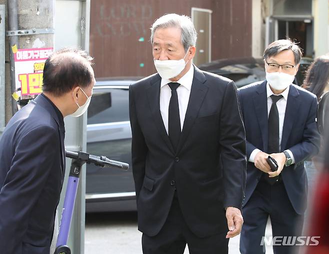 [서울=뉴시스] 김근수 기자 = 정몽준 아산재단 이사장이 5일 서울 서대문구 김옥길 기념관에 마련된 보수진영 원로인사인 김동길 연세대 명예교수의 빈소 조문을 위해 이동하고 있다. (공동취재사진)  2022.10.05. photo@newsis.com