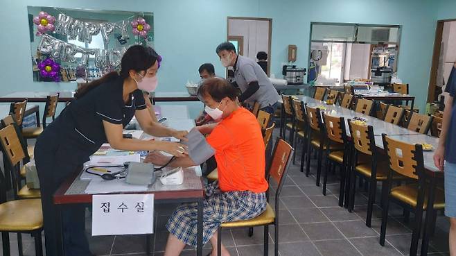 지난 여름 조도선교에 나선 은혜광성교회 의료봉사팀