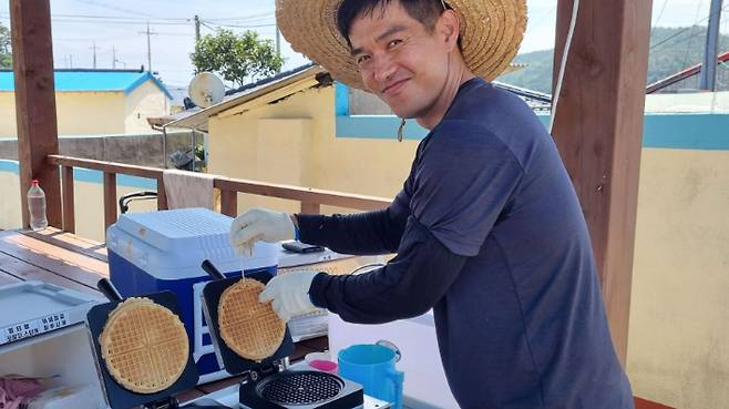 와플전도를 하고 있는 김성우 상조도침례교회담임목사