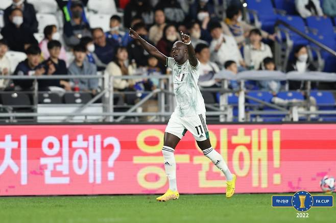 중거리 슛으로 1 대 1 동점을 만든 전북 현대 바로우. 대한축구협회