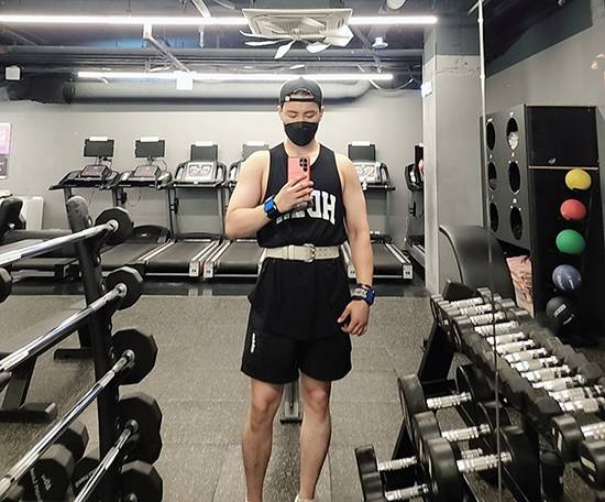 요새는 헬스장 거울 앞에서 사진을 찍고 ‘＃오운완’ 하는 게 유행이다. 인스타그램 @pjk814music