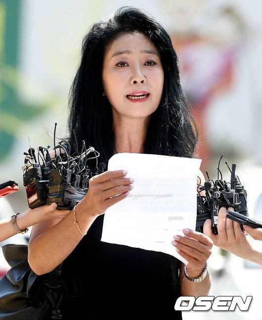 [OSEN=성남, 박재만 기자]김부선씨가 인터뷰를 하고 있다. /pjmpp@osen.co.kr