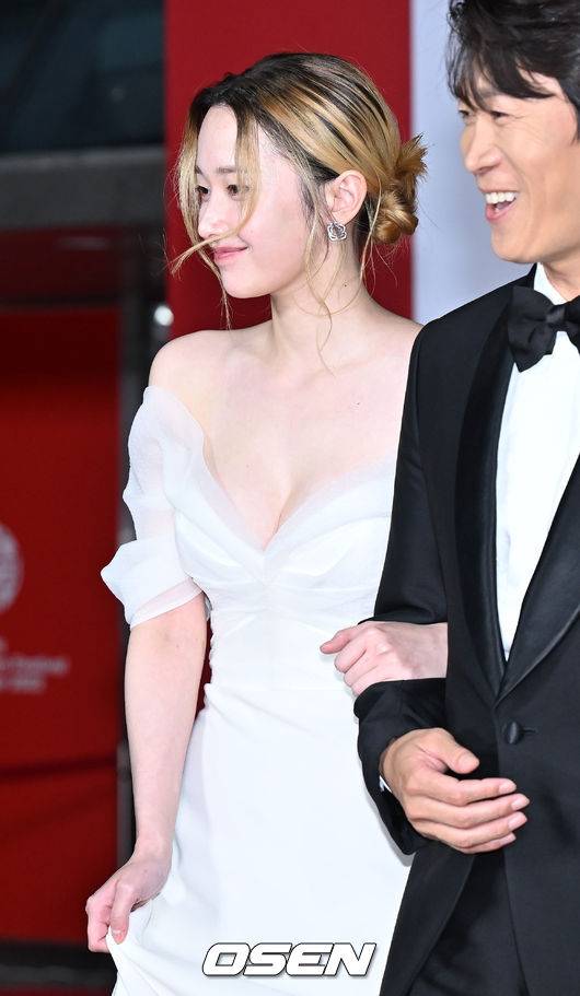 [OSEN=부산, 민경훈 기자] 5일 오후 부산 해운대구 센텀시티 영화의 전당에서 제27회 부산국제영화제(BIFF)가 개막됐다.  개막식 앞서 레드카펫 행사에 배우 진선규와 전종서가 레드카펫을 밟고 있다. 2022.10.05 / rumi@osen.co.kr